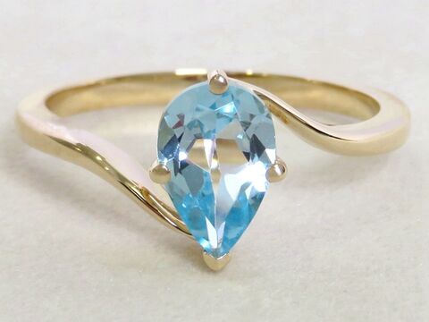 9k Yellow Gold 1.6ct Blue Topaz Ring