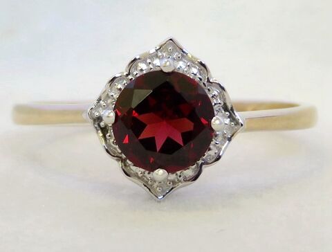 Round-Cut Red Garnet Ring in 9k Yellow & White Gold