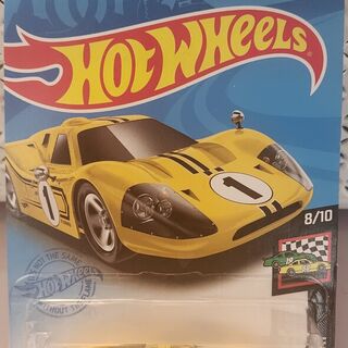 Hot Wheels HW Race Day 8/10 1967 Ford GT40 Mk.IV - Yellow Bruce McLaren