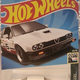 Hot Wheels Retro Racers 10/10 Alfa Romeo GTV6 3.0 - White